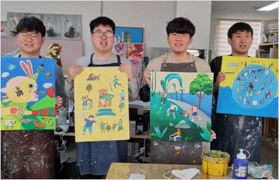 밀알복지재단 소속 발달장애 그림작가 ‘브릿지온 아르떼(Bridge On Arte)’, 각자 자신이 그린 작품을 들고 있는 모습
