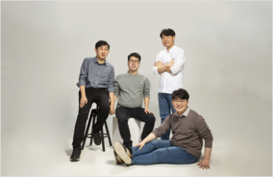 밀알복지재단 소속 발달장애 그림작가 ‘브릿지온 아르떼(Bridge On Arte)’ 네 사람이 함께 촬영한 프로필 사진